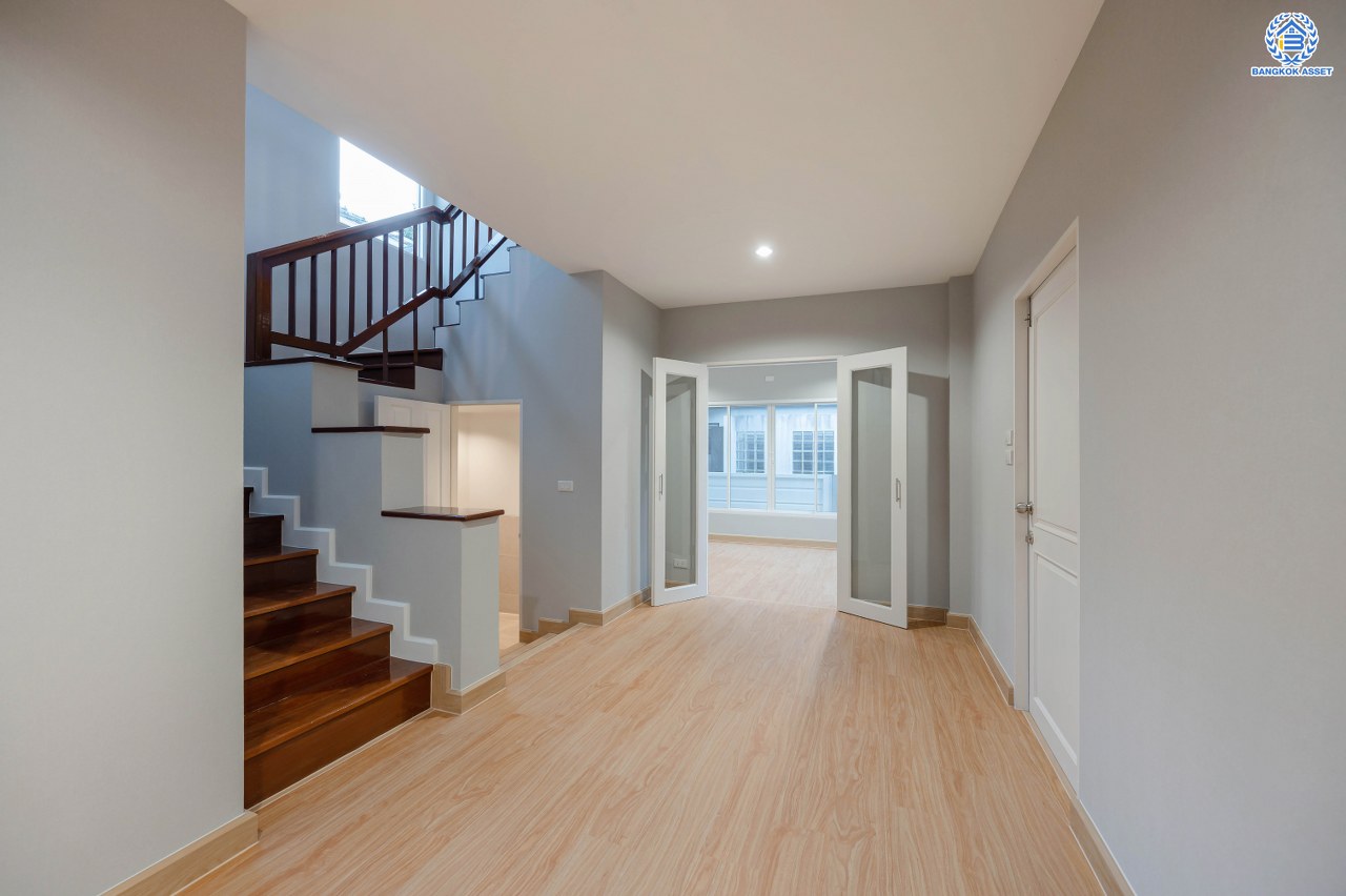 บ้านมือสองตกแต่งใหม่ โครงการ โนเบิลวานา ปิ่นเกล้า1 บ้านเดี่ยวหลังใหญ่ เนื้อที่ 65.6 ตร.ว. พื้นที่ใช้สอย 206.4 ตร.ม. ฟังก์ชัน 3 ห้องนอน 3 ห้องน้ำ 2 ห้องอเนกประสงค์  1 ห้องแม่บ้าน จอดรถได้ 2 คัน บนสุดยอดทำเลเดินทางสะดวก หน้าโครงการติดถนนใหญ่บรมราชชนนี ใกล้ทางคู่ขนานลอยฟ้าบรมราชชนนี ม.มหิดล เซ็นทรัลศาลายา และรายล้อมด้วยสิ่งอำนวยความสะดวกครบ...